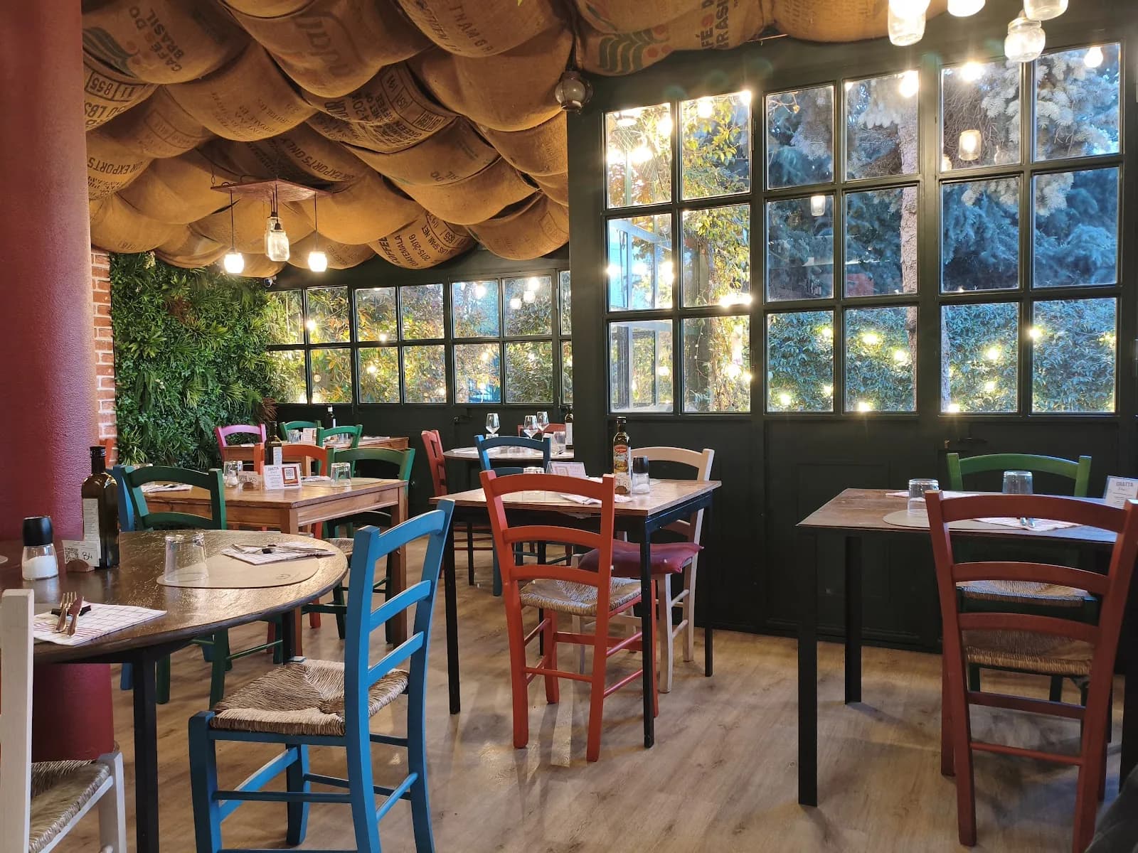 La sala dell'Osteria Pane e Salame a Nerviano